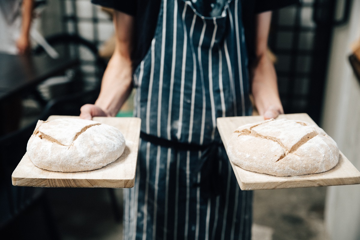 The sourdough is slashed with fermented black rice before it is baked. After that, it is placed in a Dutch oven before being placed in a regular oven